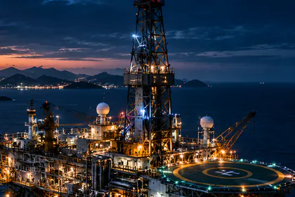 Plataforma offshore iluminada à noite