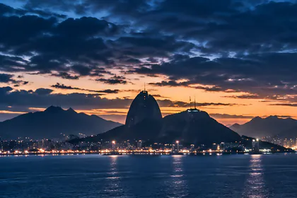 Pão de Açúcar e a orla do Rio de Janeiro ao entardecer, vistos do mar