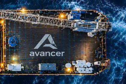 Convés de embarcação de apoio offshore com a marca Avancer, visto de cima