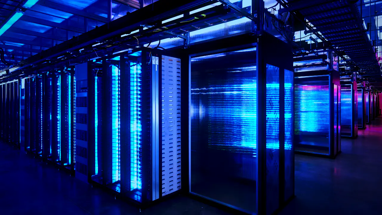 Corredor de datacenter com racks de servidores em operação