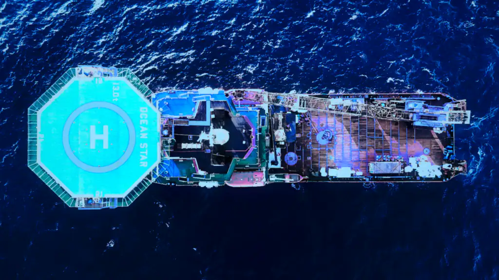 Embarcação de apoio marítimo offshore vista do alto, com heliponto